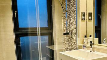 Buồng tắm vòi sen, xà phòng, dầu gội, giấy vệ sinh