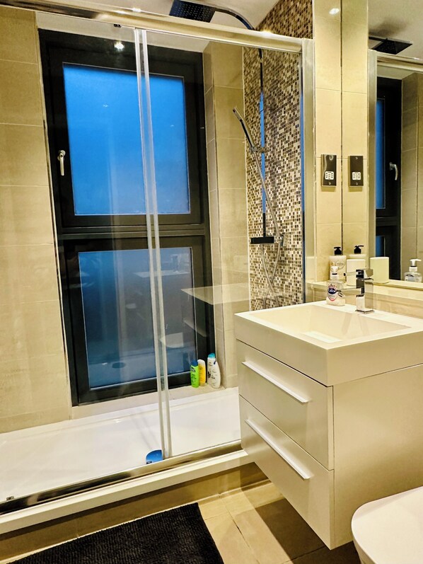 Shower, hair dryer, towels, soap - Eurostar Comfort Inn Studio Apartments (London)