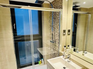 淋浴設備、番梘、洗頭水、廁紙