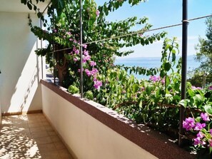 Property grounds - mit überdachter Terrasse und Balkon am Strand mit Meerblick by Interhome (Omiš)