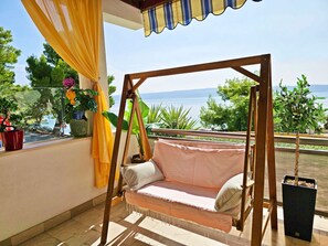 Property grounds - mit überdachter Terrasse und Balkon am Strand mit Meerblick by Interhome (Omiš)