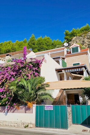 Exterior - mit überdachter Terrasse am Strand mit Meerblick by Interhome (Omiš)