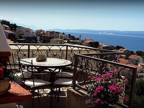 Outdoor dining - Appartement in Duće mit Grill und Terrasse by Interhome (Omiš)