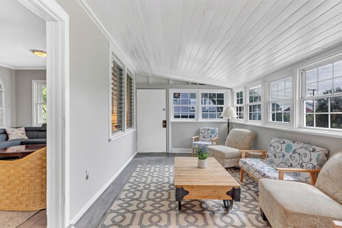 Cozy 4-bedroom house, hot tub right across from beach!