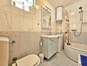 Towels - Schöne Ferienwohnung in Jesenice mit Terrasse by Interhome (Omiš)