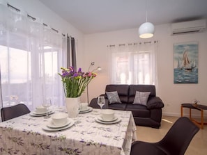 Dining - Haus in Stanići mit grünem Garten by Interhome (Omiš)