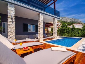 Pool - Haus in Stanići mit grünem Garten by Interhome (Omiš)