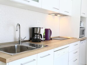 Refrigerador, microondas, lavavajillas y utensilios de cocina 