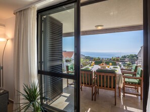 Dining - Villa "Petra" mit Blick auf das Wasser by Interhome (Podstrana)
