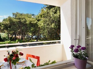 Outdoor dining - Direkt am Meer, nur einen Steinwurf von den Stränden mit Meerblick entfernt by Interhome (Dragovode)