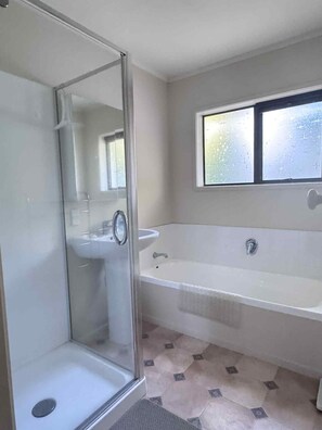 Shower, towels, soap, toilet paper - House at the heart of Hamilton (Hamilton)