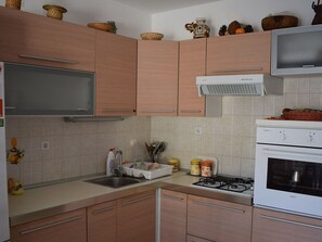Fridge, microwave, oven, cookware/dishes/utensils - Appartement mit Meerblick Skale I. in Strandnähe by Interhome (Trogir/Okrug Donji)