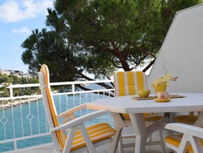 Outdoor dining - Appartement mit Meerblick Skale I. in Strandnähe by Interhome (Trogir/Okrug Donji)