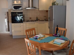 Fridge, microwave, oven, cookware/dishes/utensils - Appartement mit Meerblick Skale II. in Strandnähe by Interhome (Trogir/Okrug Donji)