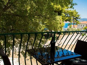 Outdoor dining - Wohnung "Esthera 3" mit Blick auf das Wasser by Interhome (Trogir/Okrug Donji)