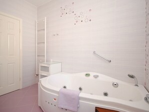 Towels - Geräumige Wohnung in erster Reihe zum Strand in Okrug by Interhome (Trogir/Okrug Donji)