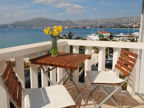 Outdoor dining - Geräumige Wohnung in erster Reihe zum Strand in Okrug by Interhome (Trogir/Okrug Donji)