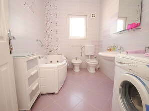 Towels - Geräumige Wohnung in erster Reihe zum Strand in Okrug by Interhome (Trogir/Okrug Donji)