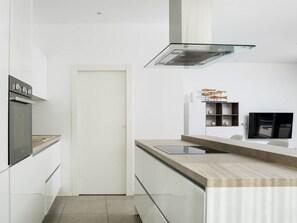 Fridge, oven, dishwasher, cookware/dishes/utensils - Appartement "Golden B1" mit Blick auf das Wasser by Interhome (Trogir/Slatine)