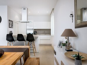 Refrigerador, horno, lavavajillas y utensilios de cocina 
