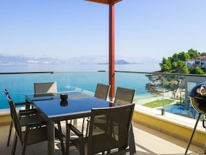 Outdoor dining - Luxuriöse Villa Golden B am Strand mit Pool by Interhome (Trogir/Slatine)