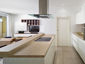 Kühlschrank, Ofen, Geschirrspüler, Kochgeschirr/Geschirr/Besteck