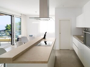 Fridge, oven, dishwasher, cookware/dishes/utensils - Appartement "Golden B2" mit Blick auf das Wasser by Interhome (Trogir/Slatine)