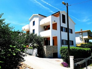 Exterior - über zwei Etagen mit Garten, Terrasse und zwei Balkonen by Interhome (Trogir/Slatine)