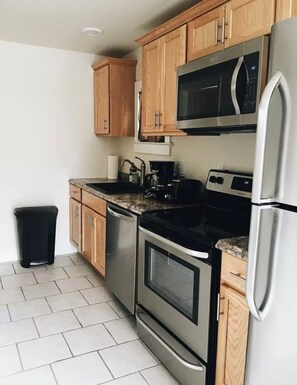 Private kitchen - Driftwood Cottage Stand-Alone Downtown OC Retreat (Ocean City)