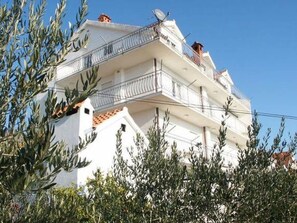 Exterior - Wohnung in Seget Donji mit Grill und Garten by Interhome (Trogir)