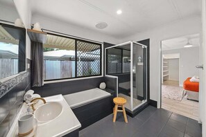 Hair dryer, towels, soap, shampoo - Coolum Beachside Getaway (Sunshine Coast)