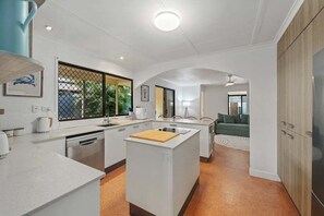 ثلاجة، ميكروويف، فرن، موقد طهي مسطح