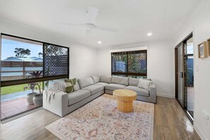 TV - Coolum Beachside Getaway (Sunshine Coast)