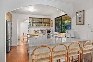 Fridge, microwave, oven, stovetop - Coolum Beachside Getaway (Sunshine Coast)