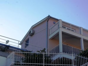 Exterior - Wohnung 1 im Erdgeschos mit Terrasse und Meerblick by Interhome (Trogir)