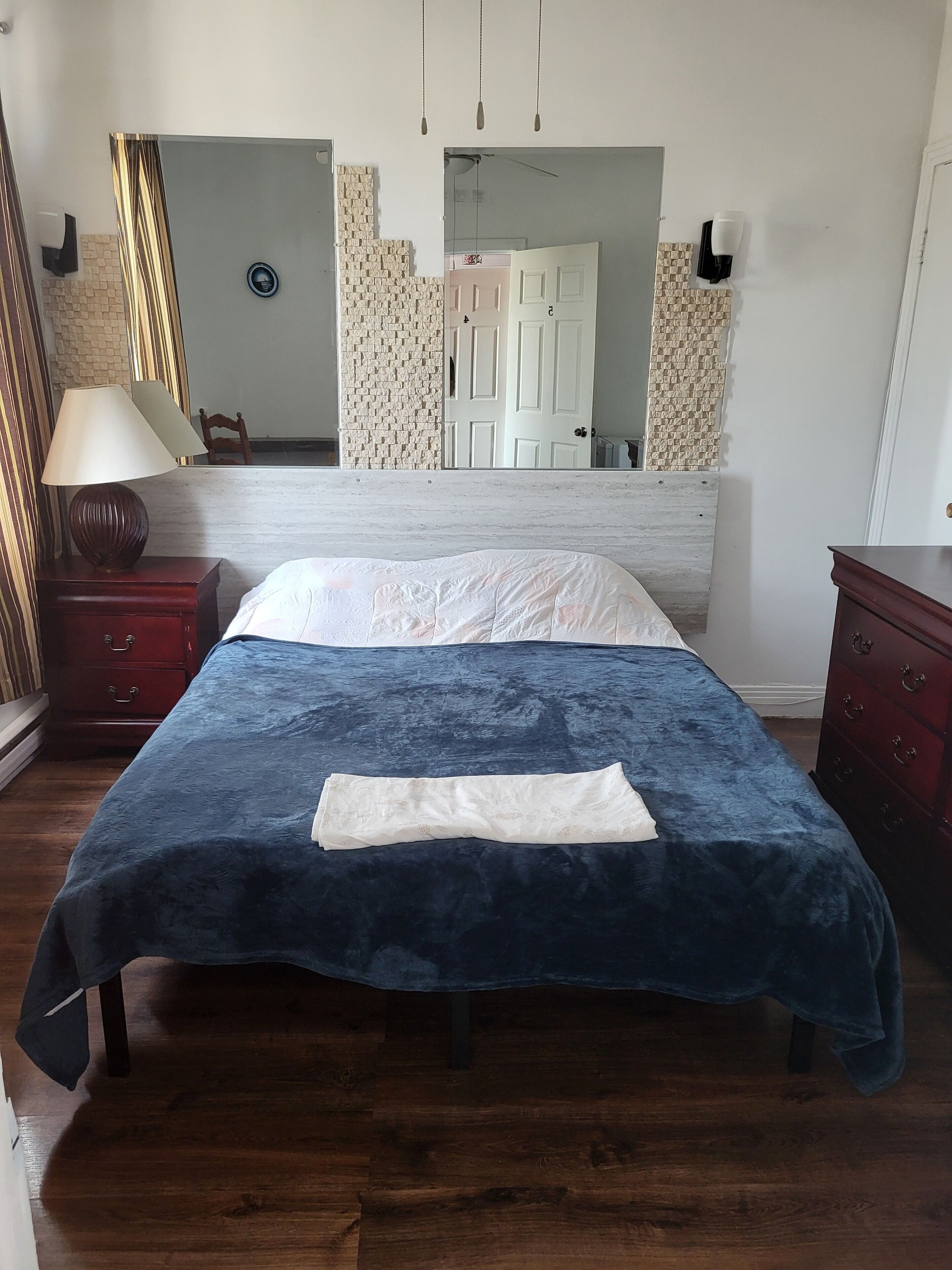 Fer et planche à repasser, Wi-Fi gratuit, draps fournis