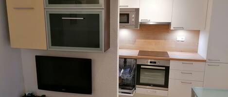 Réfrigérateur, four, batterie de cuisine, vaisselle et ustensiles