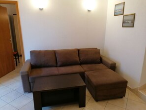TV - Erdgeschosswohnung mit Terrasse und Meerblick by Interhome (Trogir)