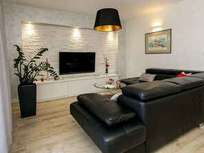 TV - Wohnung "Irena III" mit Blick auf das Wasser by Interhome (Trogir)