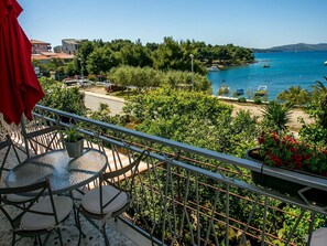 Outdoor dining - Wohnung "Irena III" mit Blick auf das Wasser by Interhome (Trogir)