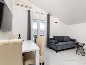 TV - Moderne Ferienwohnung Zen 1 by Interhome (Trogir)