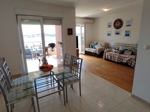 TV - "Idlerocks" by Interhome (Trogir)