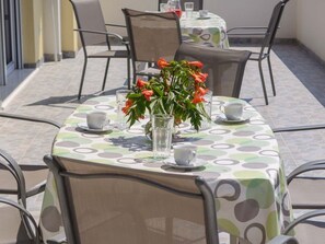 Outdoor dining - Modren Wohnung Sunrise in Strandnähe by Interhome (Trogir)