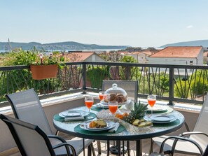 Outdoor dining - Stilvolle Wohnung Breeze mit Balkon mit Meerblick by Interhome (Trogir)