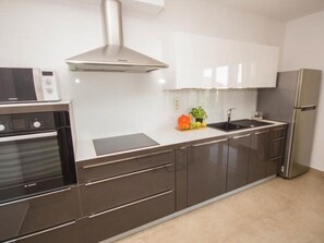 Refrigerador, microondas, horno y lavavajillas 