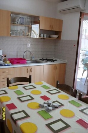 Frigorifero, microonde, forno, pentole/stoviglie/utensili