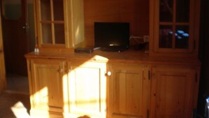 Un meuble en bois sur lequel est posée une télévision.