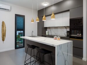 Fridge, microwave, oven, dishwasher - Haus in Vinišće mit Außenterrasse by Interhome (Vinišće)