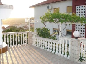 Property grounds - "Romantische Wohnung mit Meerblick" by Interhome (Vinišće)