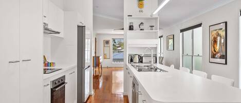 Kjøleskap, mikrobølgeovn, ovn og kokeplater